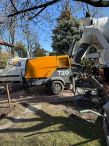 Specjalistyczna pompa do betonu, która usprawnia proces jego wylewania i udostepnia dojscie do ciezko dostepnych miejsc